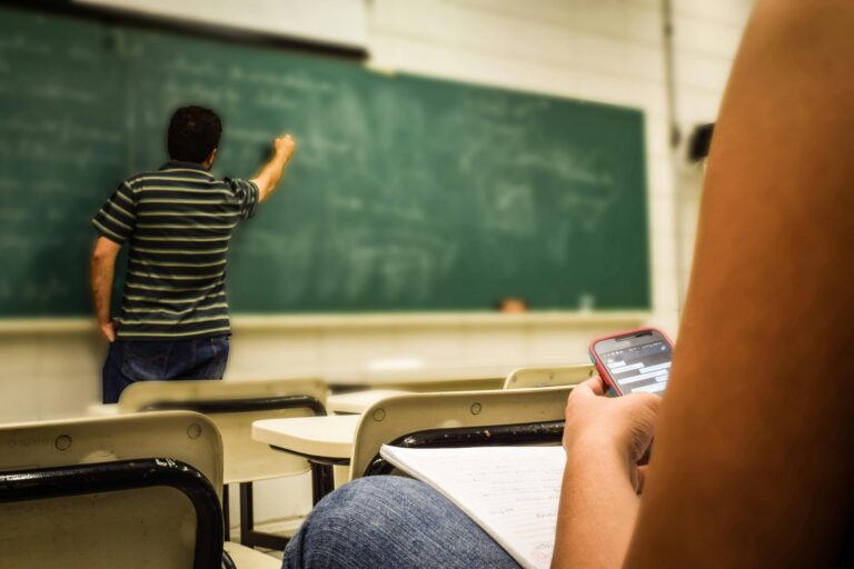 Wir unterstützen Schulleiter des Richard-Wossidlo-Gymnasium und kritisieren Landrat